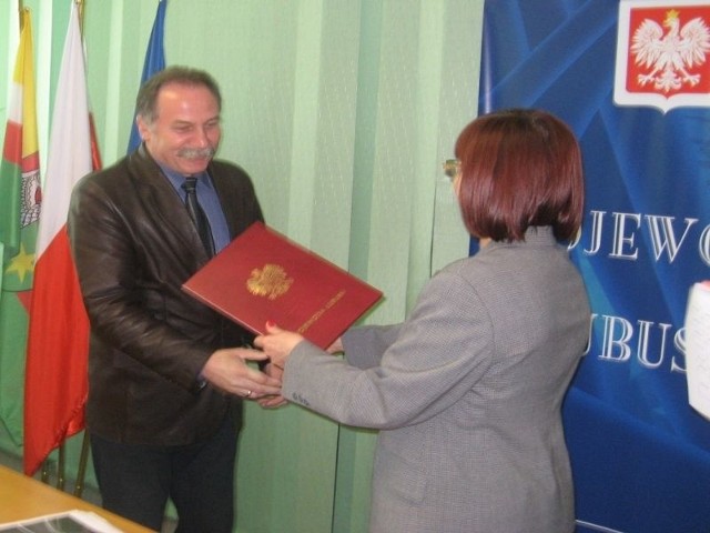Umowę na budowę schetynówek odebrał dziś m.in. burmistrz Sulechowa Roman Rakowski