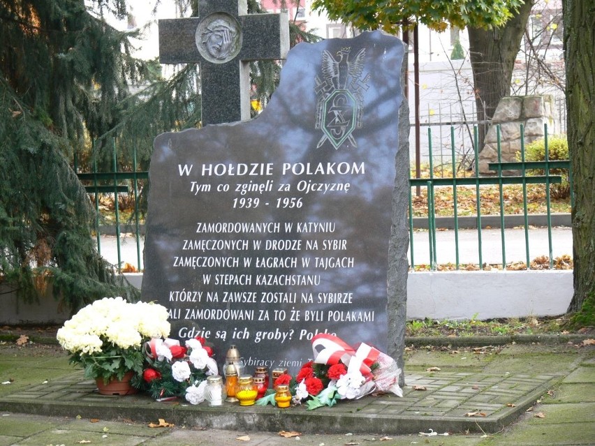 Mieszkańcy palą znicze i przynoszą kwiaty na Cmentarz Wojskowy w Tarnobrzegu