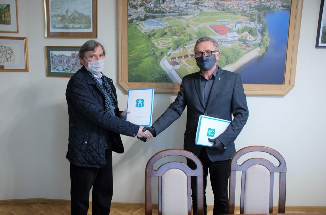 Umowę podpisali Dariusz Mazur, dyrektor firmy Aglet - wykonawcy ścieżek i burmistrz Pińczowa Włodzimierz Badurak.