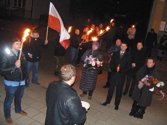 W milczącym pochodzie uczestnicy spotkania przeszli przed siedzibę dawnego UB przy ulicy Dąbrowskiego. Tam po krótkiej modlitwie złożyli kwiaty oraz zapalili znicze.