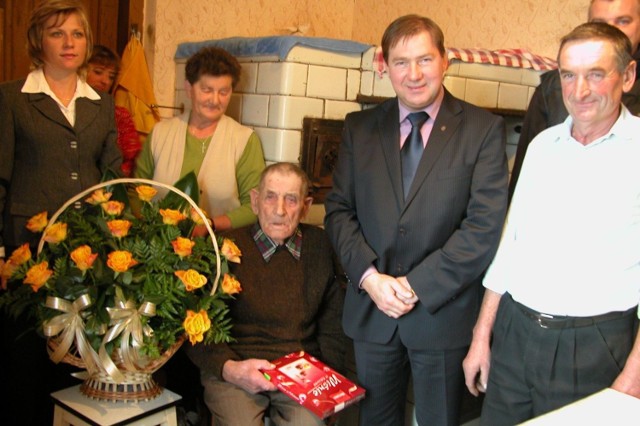 Jan Foltarz w towarzystwie wójta Jana Pyrkosza (pod krawatem), przedstawicieli Urzędu  Gminy i członków rodziny.