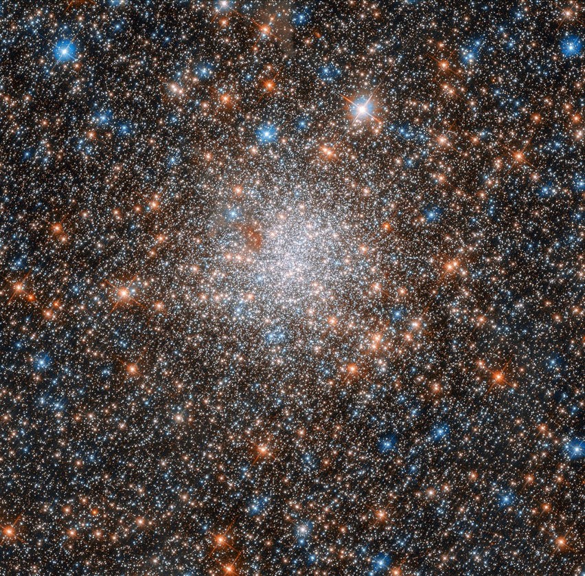 Ta lśniąca kula gwiazd to gromada kulista NGC 1898, która...