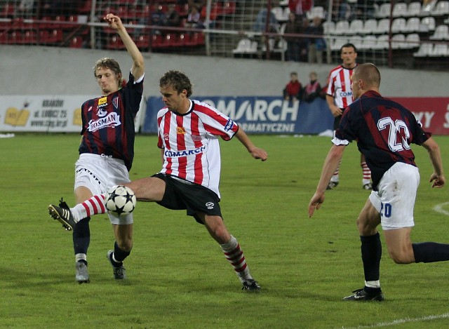 Paweł Drumlak (w środku) podczas meczu w Szczecinie w 2005 roku.