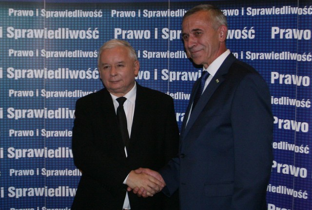 Jan Duda (z prawej) z prezesem PiS-u Jarosławem Kaczyńskim podczas konwencji wyborczej w Nowym Sączu