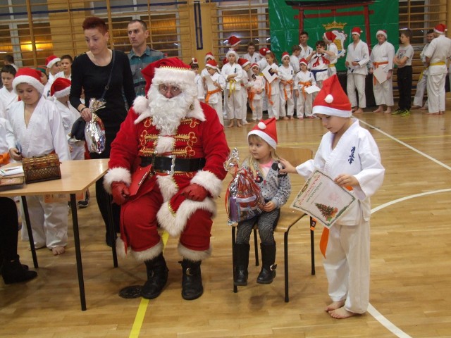 Choć w ostatnich dniach ma naprawdę wiele pracy, Mikołaj znalazł chwilę, aby zajrzeć na świąteczny trening zawodników Chełmińskiego Klubu Kyokushin Karate i wręczyć im upominki. Podczas spotkania medaliści ostatnich mistrzostw Polski Juniorów:  Łukasz Chmielecki, Bartosz Jakubowski, Patryk Jakubowski i  Marcel Gaszkowski zostali wyróżnieni przez burmistrza Artura Mikiewicza, który również był specjalnym gościem ostatniego treningu świątecznego. I sukcesów gratulował Michałowi Okońskiemu prowadzącemu klub karate.