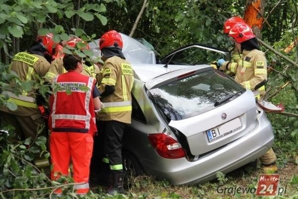 Pod miejscowością Ciemnoszyje kierowca skody prawdopodobnie zasłabł i zjechał na pobocze
