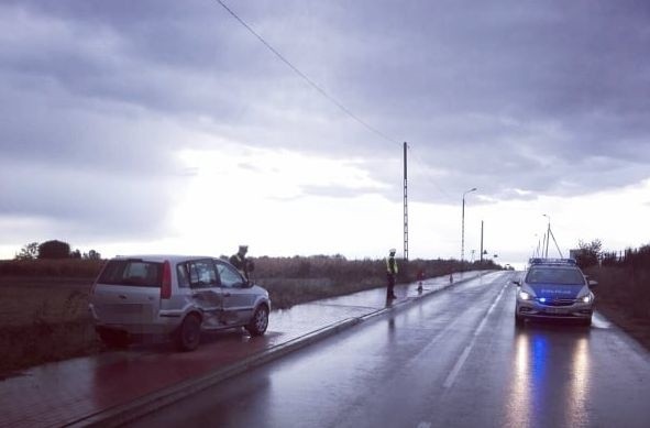 Czyżew. Ford zderzył się z Peugeotem na skrzyżowaniu. Trzy osoby ranne, w tym dzieci [ZDJĘCIA]