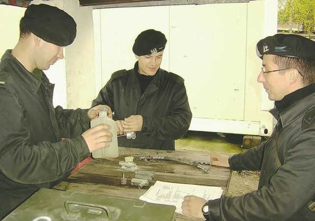 Nie samym strzelaniem żyją czołgiści. Na zdjęciu młodszy chorąży Robert Gajewski (z prawej) uczy pancerniaków obsługi zestawu odkażającego.