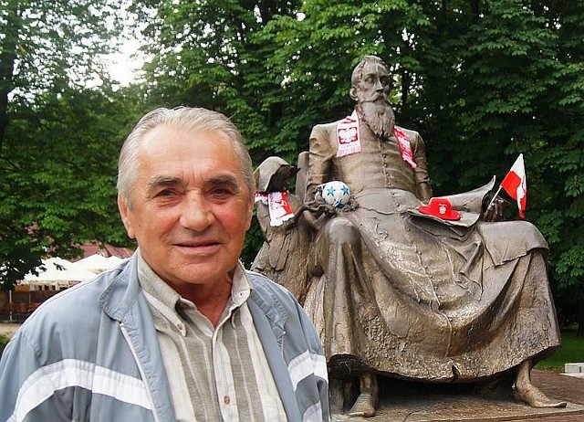 Radomianin Edmund Kryza w piątek rano ubrał pomnik Jana Kochanowskiego w kibicowskie akcesoria. W kilka godzin później zostały... rozkradzione.