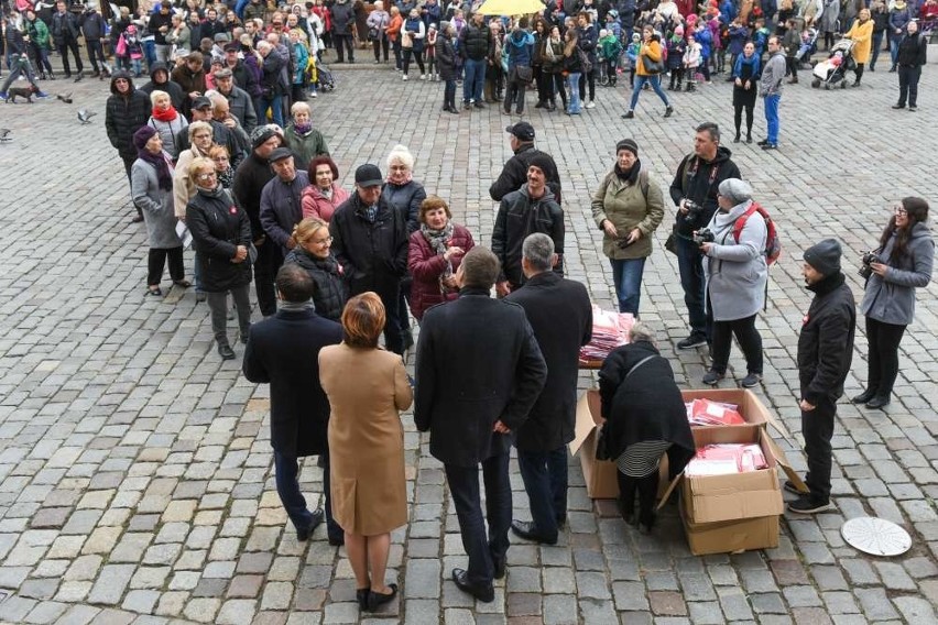 Tłumy poznaniaków przyszły na Stary Rynek po darmowe flagi...