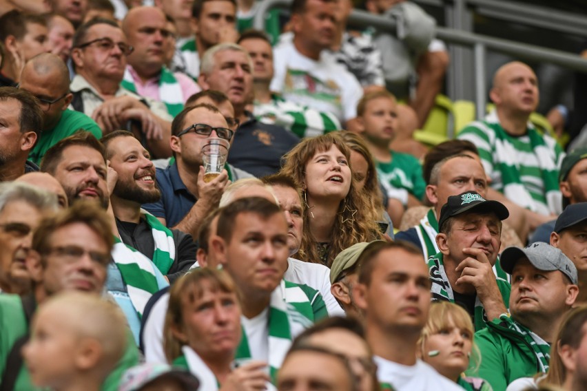 Piękniejsza część biało-zielonych trybun. Fanki Lechii Gdańsk są zachwycające! Z wdziękiem zagrzewają do boju piłkarzy