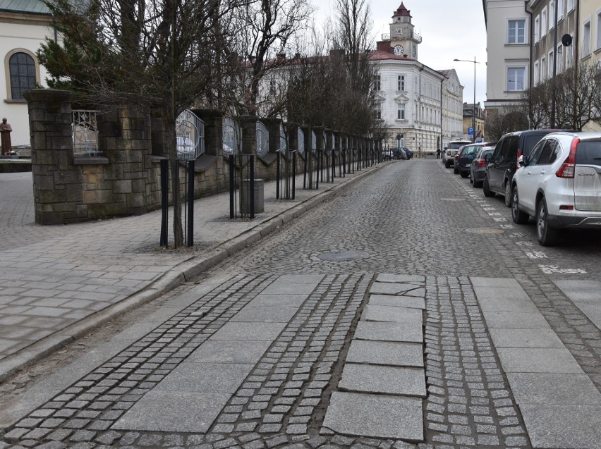 Starówka miasta przepowiada wiosnę. Na Mickiewicza wyrosły już... pachołki 