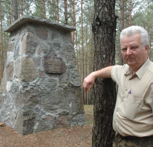 - Teraz obelisk poświęcony wilkowi otaczają kilkudziesięcioletnie sosny, ale 155 lat temu były tutaj pola - mówi leśnik Zbigniew Jagoda