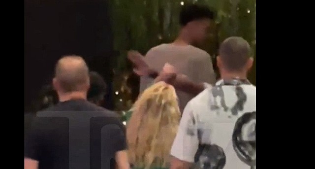 Moment uderzenia Britney Spears przez ochroniarza Victora Wembanyamy