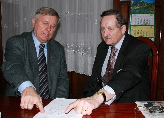 Burmistrz Tadeusz Dubicki (z lewej) spotkał się dziś rano z Czesławem Domalewskim, który zastępował go ostatnio w ratuszu.