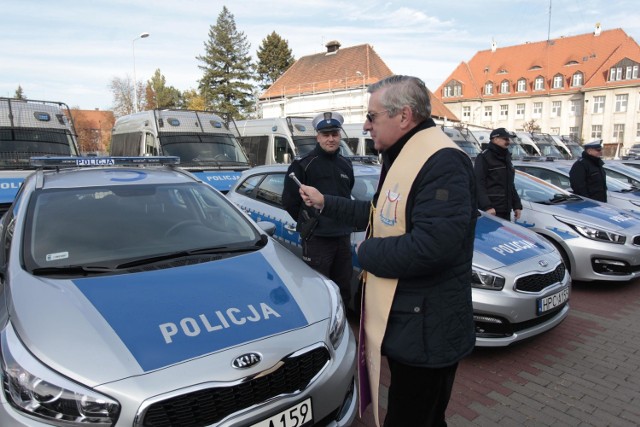 Nowe radiowozyprzekazanie policji nowych radiowozów, wizyta minister spraw wewnętrznych Teresy Piotrowskiej