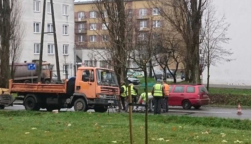 Na Kamieńskiego montują progi. I zamontować nie mogą...