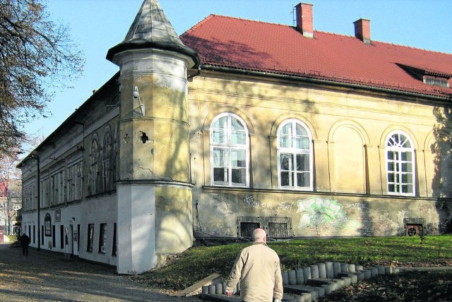 Jedno jest pewne, pałac Bobrowskich w Andrychowie będzie jeszcze długo straszył swym obskurnym wyglądem mieszkańców i turystów, bo na razie nie ma pieniędzy na jego remont
