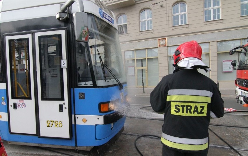Pożar tramwaju linii 11 na Piłsudskiego. Motorniczy trafił do szpitala (ZDJĘCIA)