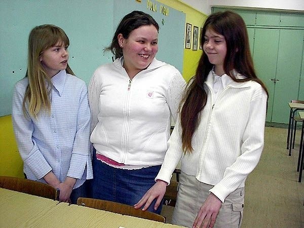 Ewa Czyżniakowska (od lewej), Patrycja Andrejew i Małgorzata Glinka, uczennice Publicznej Szkoły Podstawowej numer 34 w Radomiu, po sprawdzianie odetchnęły z ulgą. Zadania okazały się łatwiejsze niż się spodziewały.