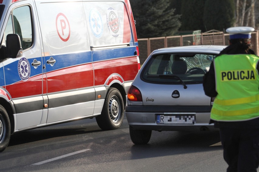 Wypadek w Woli Baranowskiej. Ranna została rowerzystka, potrącił ją ford fiesta (ZDJĘCIA)