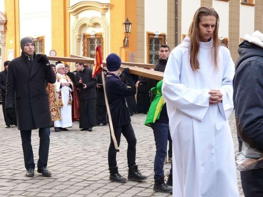 Wrocław: Droga Krzyżowa na Ostrowie Tumskim. Kilkaset osób wzięło udział w modlitwie (ZDJĘCIA)