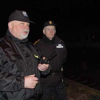 Przez ponad 6 godzin patrol (od lewej) Marek Kozioł, Andrzej Hylewski i Łukasz Basiński przeczesywał tereny kolejowe przy pomocy kamery termowizyjnej. Tej nocy nie było tam złodziei.