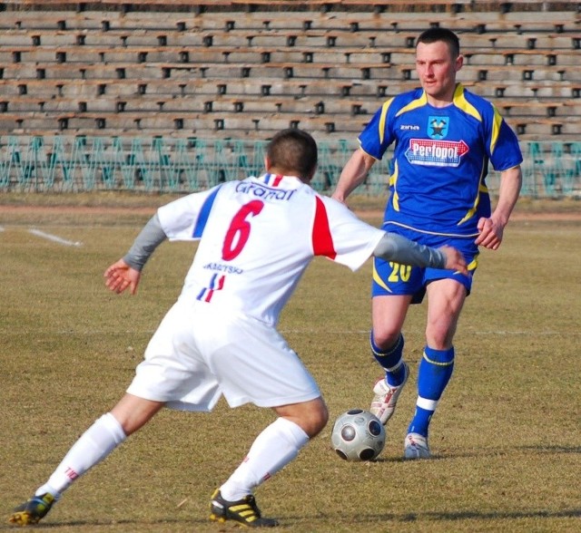 Krystian Płusa (z piłką) rozegrał dobry mecz z Granatem Skarżysko. W niedzielę jego zespół czeka derbowy pojedynek z Naprzodem Jędrzejów. 