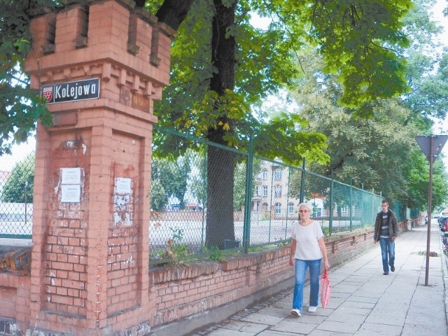 Nie dość, że teren po byłej zajezdni poszedł za bezcen (430 tys. zł), to teraz jeszcze trzeba płacić spółce odszkodowanie za zmianę planu zagospodarowania. (fot. Klaudia Bochenek)