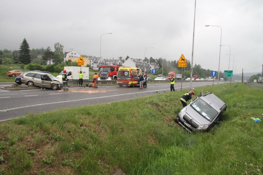 Groźny wypadek na drodze krajowej 73 w Wiśniówce koło Kielc. Dwie osoby ranne 