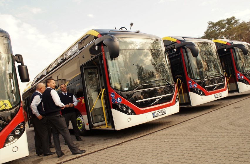 Pierwsze cztery z szesnastu nowych autobusów miejskich...