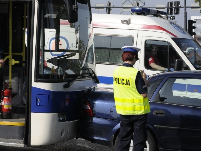 Służby po chwili pojawiły się na miejscu kolizji.