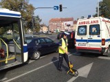 Bydgoszcz. Zderzenie samochodu z autobusem: 5 osób rannych, w tym 2 dzieci [szczegóły]