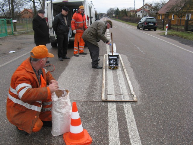 Znów pomalowali pasy przy szkole