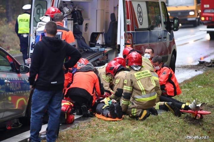 Wypadek na trasie 871 relacji Tarnobrzeg - Stalowa Wola. Samochód dachował w rowie