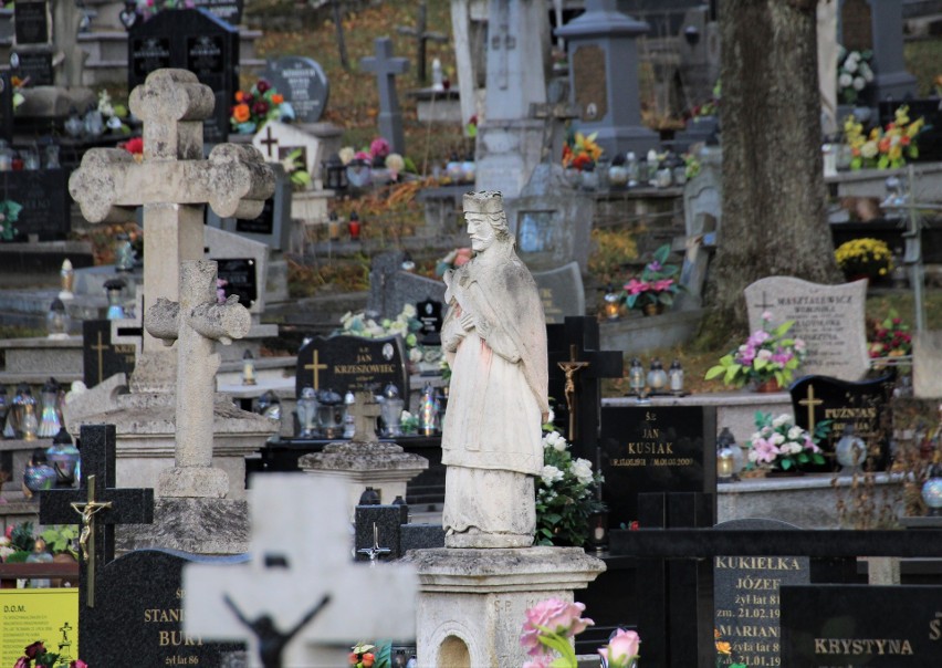 Niemal wszystkie nagrobki mają charakter ludowy. Z wizytą na pięknym cmentarzu w Górecku Kościelnym. Zobacz zdjęcia