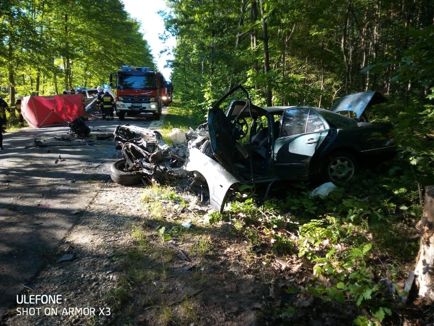 Śmiertelny wypadek w niedzielne popołudnie w miejscowości Wąsosz koło Końskich. Samochód wypadł z drogi i się rozpadł, jedna osoba nie żyje