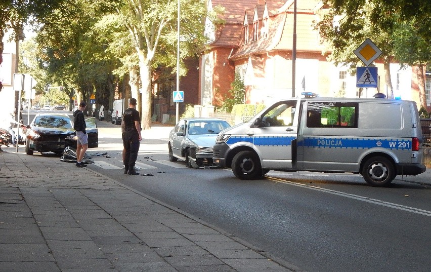 Oba samochody uległy znacznemu uszkodzeniu a przybyła na...