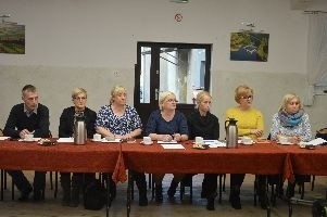 Gorąco na sesji w Borzytuchomiu. Rodzice boją się likwidacji szkoły w Niedarzynie. Gmina chce przekształcenia