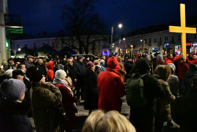 We wtorek wieczorem ulicami Kielc przeszła Miejska Droga Krzyżowa.