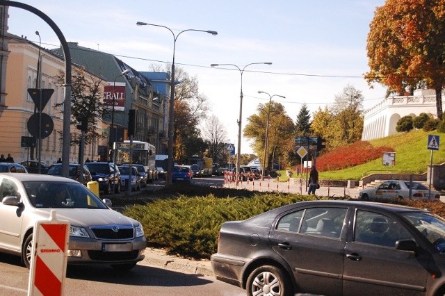 Z Poleskiej w al. Piłsudskiego nie wjedziemy także  w niedzielę. Drogowcy będą kładli tu nawierzchnię. Równocześnie prowadzą walkę z czasem na skrzyżowaniu alei z ul. Sienkiewicza. Obok prowadzenia prac przy wejścia do przejścia podziemnego wylewali beton stropie drugiej połówki mostu na Białej. Rozpoczęły się też bardziej zaawansowane prace przy budowie centrum przesiadkowe przy. ul. Sienkiewicza.