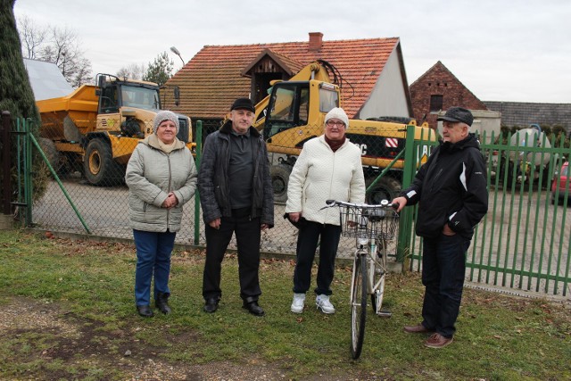 Anna Zajas (od lewej), Władysław Zajas, Krystyna Kaczmarczyk i Antoni Cygan przy hałaśliwym zakładzie