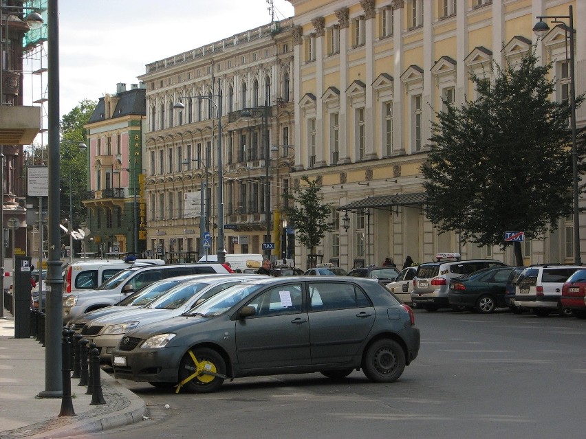 Wrocław: Straż miejska pozakładała blokady pod hotelem Monopol. Posypały się mandaty [FOTO]