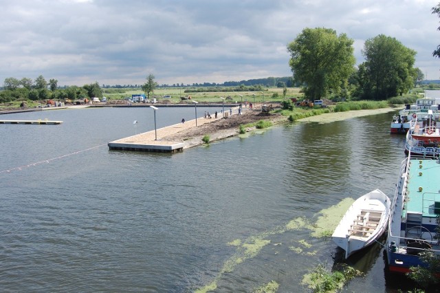 Noteć, i przylegający do lewego brzegu rzeki basen portowy.