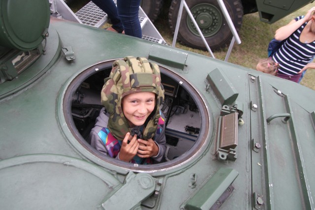 Na błoniach Politechnik Opolskiej trwa impreza zorganizowana w ramach Ogólnopolskich Dni NATO. Wielkim zainteresowaniem cieszy się wojskowy śmigłowiec W-3W Sokół, a także pojazdy pancerne, w tym czołg Leopard. Można też postrzelać do celu, skosztować wojskowej grochówki, posłuchać muzyki czy poćwiczyć na strażackim sprzęcie wysokościowym.