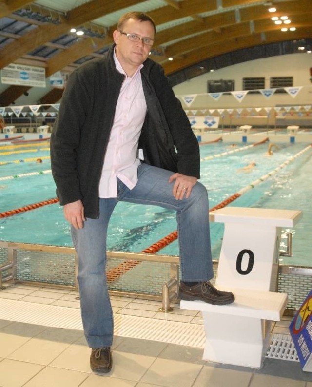 Paweł Słomiński. Ma 39 lat. Trener kadry narodowej, współtwórca sukcesów Otylii Jędrzejczak i Pawła Korzeniowskiego. W plebiscycie Przeglądu Sportowego w latach 2002 i 2004-05 został wybrany trenerem roku.
