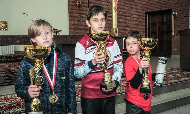 Kapitanowie najlepszych ekip w poszczególnych kategoriach wiekowych, od lewej: Salos Toruń, SPTS Salezjanie, Młoda Polonia