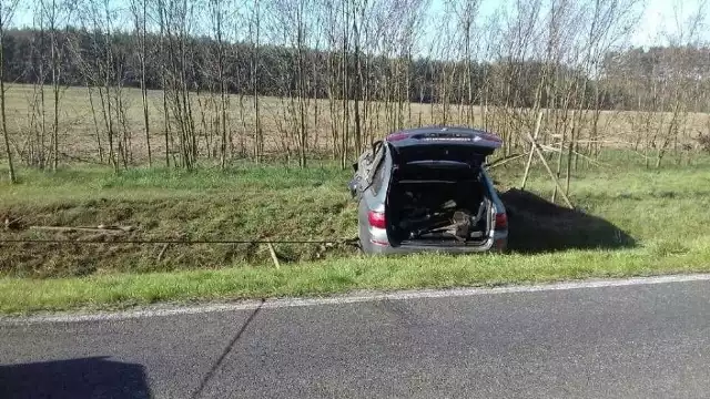 Do zdarzenia doszło w sobotę, 20 kwietnia, na trasie koło Zaboru. Kierujący bmw wypadł z drogi i rozbił się o drzewo. Mężczyzna był pijany. Kierujący bmw około godz. 6.30 jechał drogą z Zaboru w kierunku Zielonej Góry. Nagle samochód wpadł w poślizg i wypadł z drogi. Bmw na poboczu bokiem uderzyło w drzewo.Na miejsce zdarzenia przyjechała zielonogórska policja. Kierowcy nic poważnego się nie stało. Okazało się jednak, że był pijany. – Badanie alkomatem wykazało 0,6 promila alkoholu – mówi podinsp. Małgorzata Barska, rzecznik zielonogórskiej policji.Samochód na polecenie policji zabezpieczyła pomoc drogowa. Koszty holowania pokryje właściciel bmw. Kierowca został zabrany na komendę. Stracił prawo jazdy. Wkrótce stanie przed sądem. Grożą mu 2 lata więzienia, zakaz prowadzenia na czas nie krótszy niż 3 lata oraz grzywna nie niższa niż 5 tys. zł.Zobacz również: Pijany kierowca potrącił 55-latkę idącą chodnikiem. Kobieta zmarłaŹródło:TVN24POLECAMY RÓWNIEŻ PAŃSTWA UWADZE:Podejrzana walizka w autobusie w Gorzowie. Miejski Zakład Komunikacji podjął decyzję o ewakuacji pasażerów