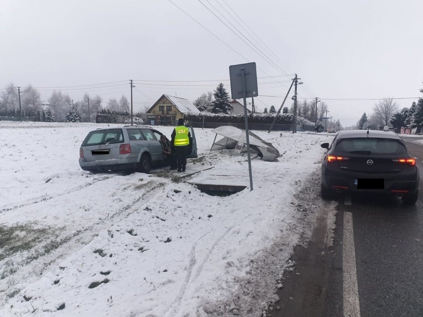 W Dachnowie 65-letni kierowca volkswagena stracił panowanie nad pojazdem i wjechał w przystanek autobusowy [ZDJĘCIA]