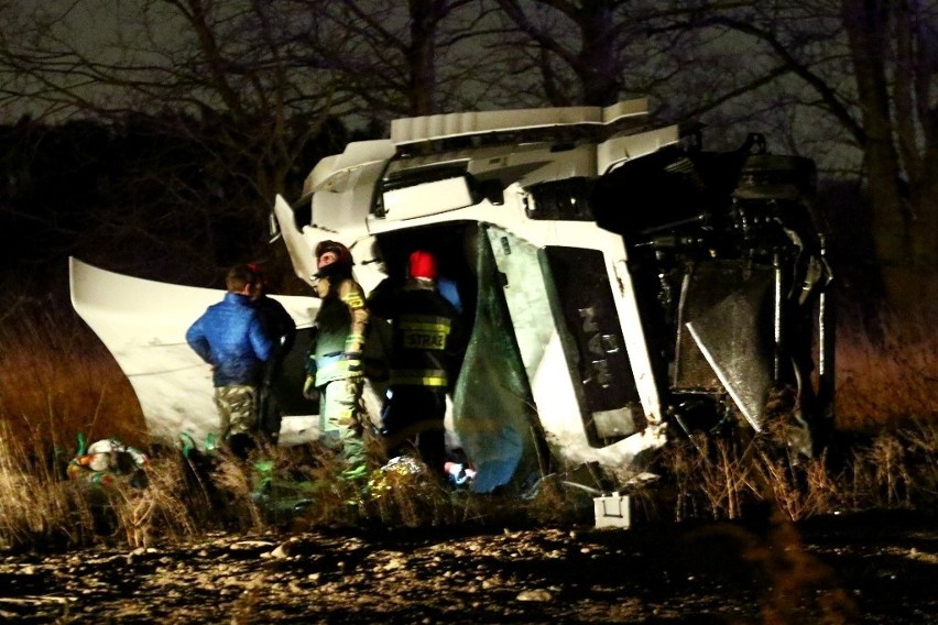 Wypadek trzech aut na AOW. Ciężarówka spadła z wiaduktu